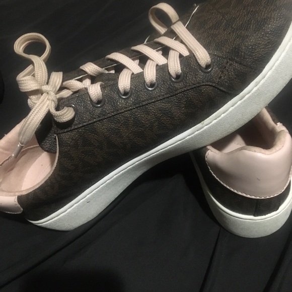 MICHAEL MICHAEL KORS
Poppy Logo and Faux Patent Leather Sneaker - Picture 3 of 4